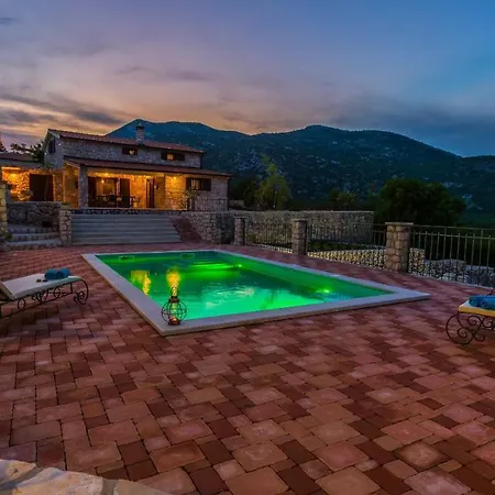 Rusticale With Private Pool *