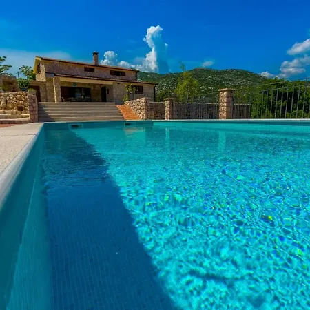 Rusticale With Private Pool *