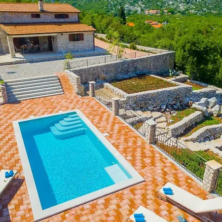 Rusticale With Private Pool *