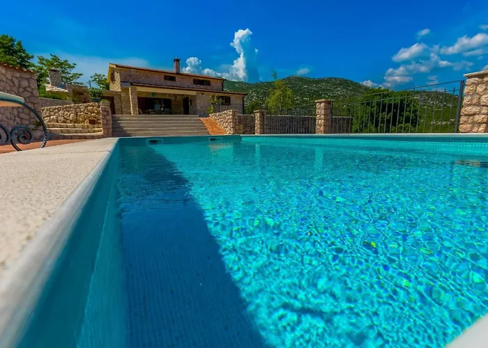 Rusticale With Private Pool *