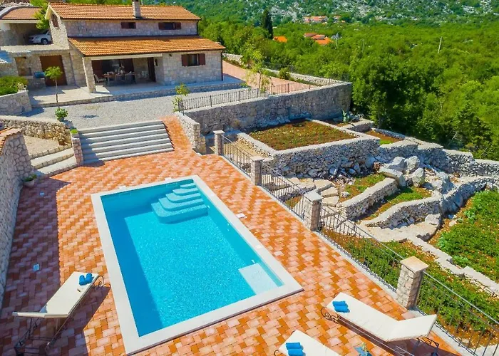 Rusticale With Private Pool *